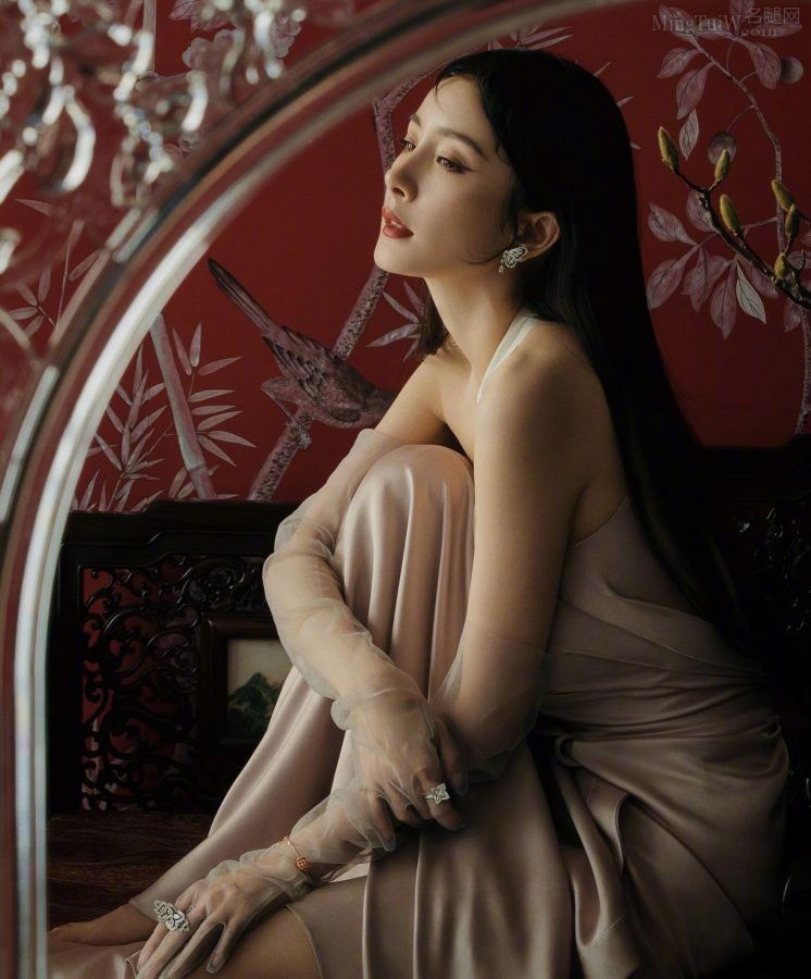 《时尚芭莎》杨幂光脚拍摄国风复古大片(2/10)