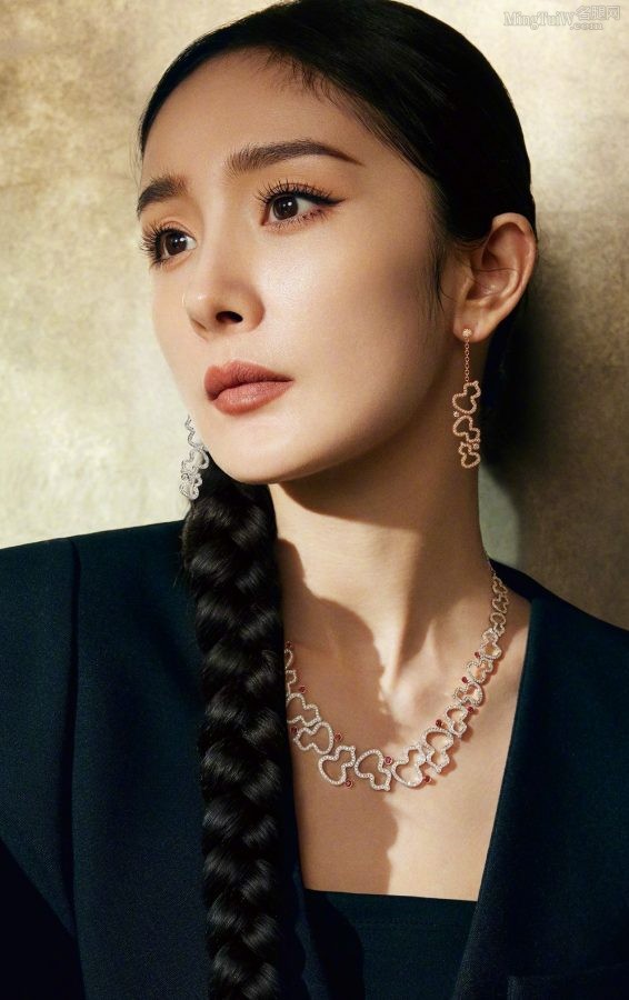 《时装》杂志封面女星杨幂脚穿高跟拖鞋春意盎然(6/8)