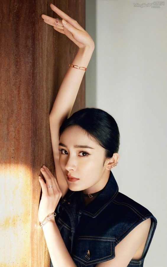《时装》杂志封面女星杨幂脚穿高跟拖鞋春意盎然(7/8)