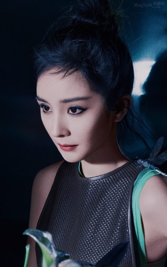 Yang Mi wears smoky makeup and red stilettos with her legs crossed(4/4)