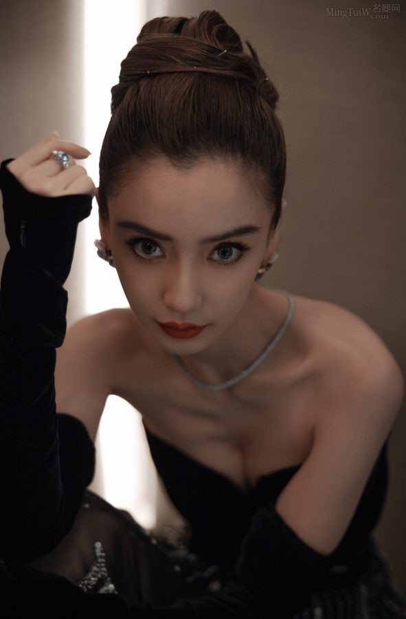杨颖Angelababy身穿抹胸礼服小露事业线，长腿在半透明裙摆里肉隐肉现(5/11)