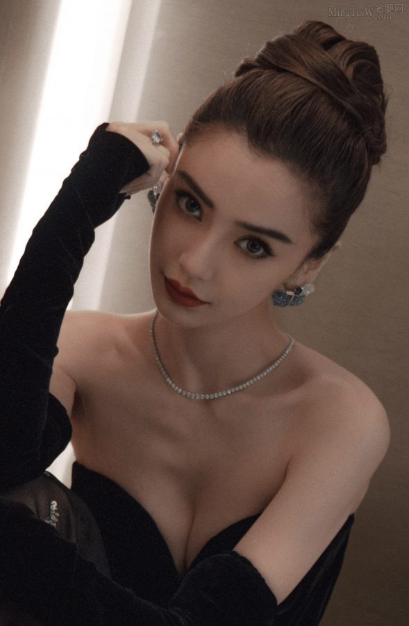 杨颖Angelababy身穿抹胸礼服小露事业线，长腿在半透明裙摆里肉隐肉现(6/11)