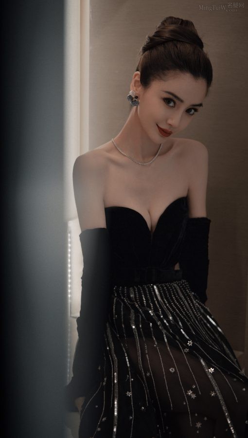 杨颖Angelababy身穿抹胸礼服小露事业线，长腿在半透明裙摆里肉隐肉现(7/11)