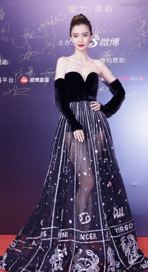杨颖Angelababy身穿抹胸礼服小露事业线，长腿在半透明裙摆里肉隐肉现(8/11)