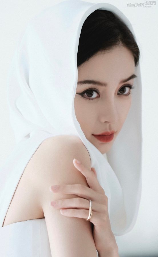 《ELLE》杂志杨颖异域风情写真，高清美脸眼神摄人（第2张/共16张）