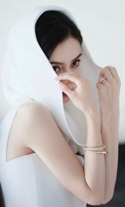 《ELLE》杂志杨颖异域风情写真，高清美脸眼神摄人