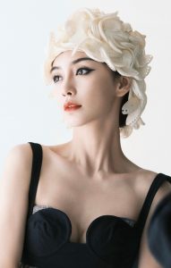 《ELLE》杂志杨颖异域风情写真，高清美脸眼神摄人