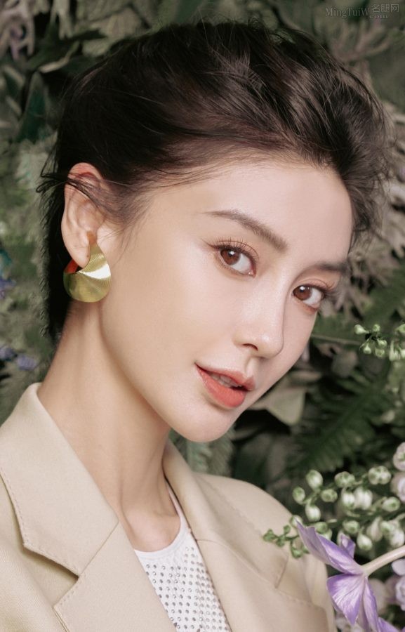 杨颖脚穿凉鞋翘二郎腿优雅坐姿为杂志拍摄写真(3/4)