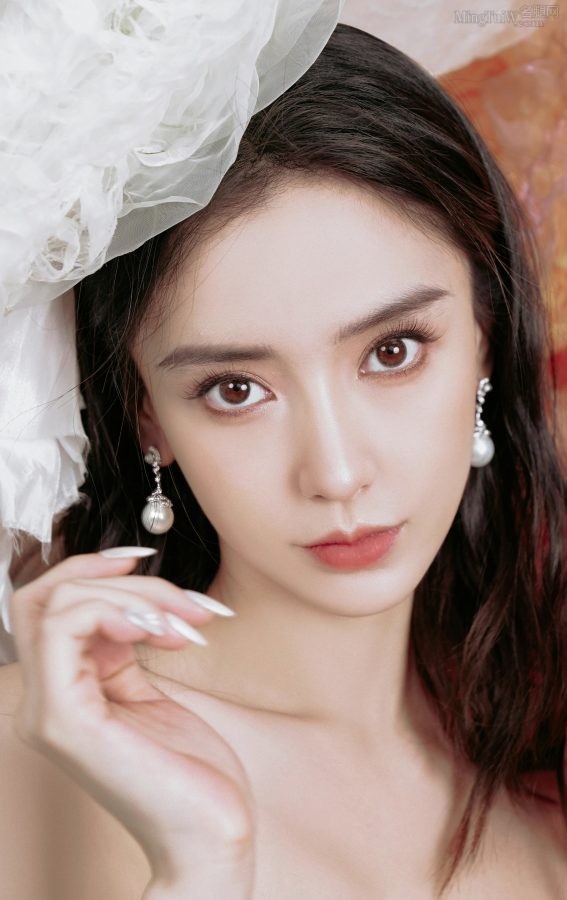 杨颖脚穿凉鞋翘二郎腿优雅坐姿为杂志拍摄写真(4/4)
