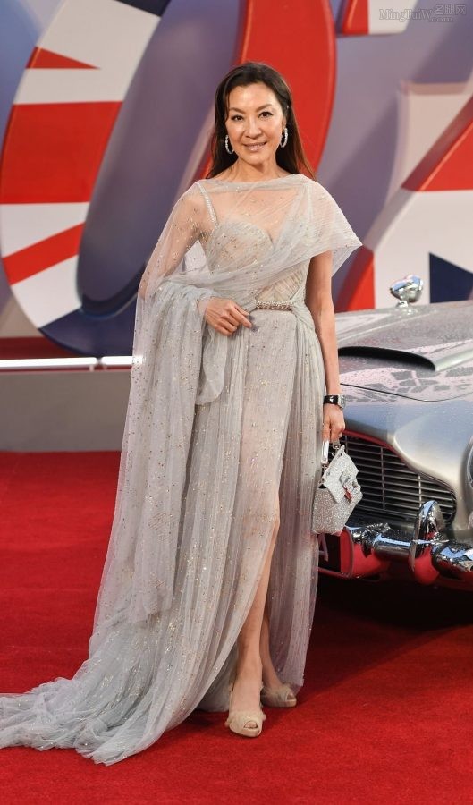 Michelle Yeoh walks the red carpet in aqua blue dress and silk heels(8/10)