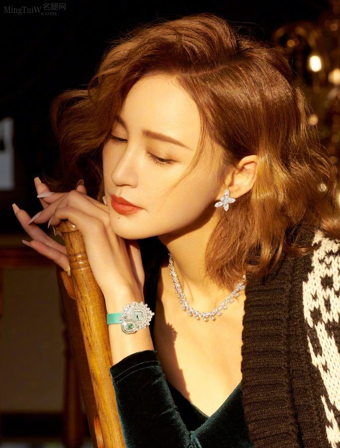 张歆艺波浪卷发贵妇造型拍写真神情妩媚(3/6)