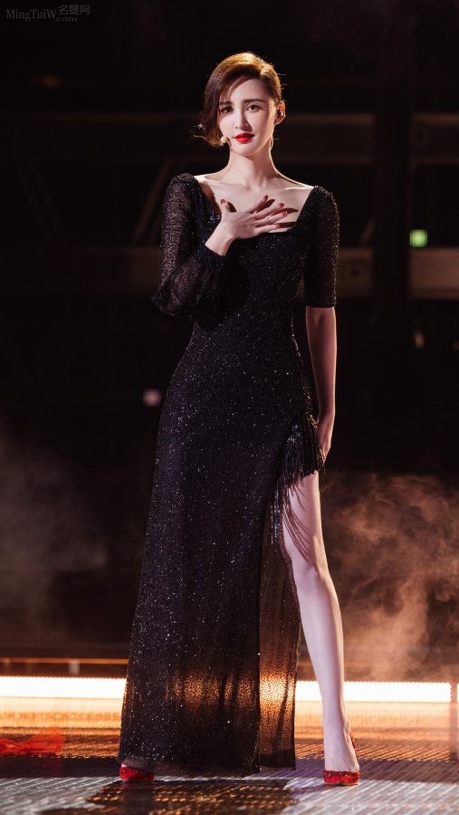 "Sister Riding the Wind and Waves" Zhang Xinyi wore a slit to perform in stiletto heels(1/3)