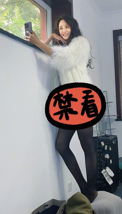 张歆艺黑丝袜腿生活照关键部位不让看(1/1)