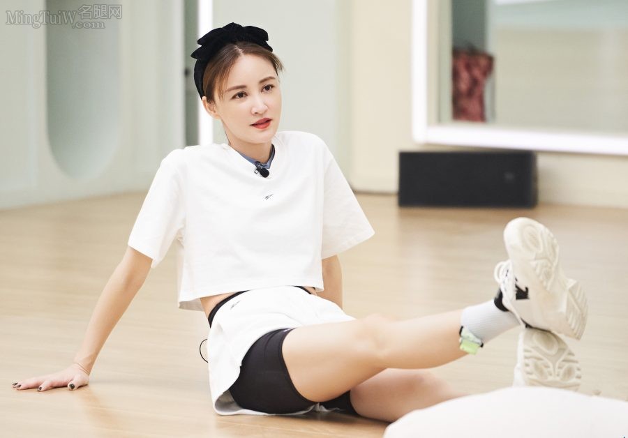 张歆艺坐在地板上排练，她拥有好白的一双美腿（第1张/共5张）