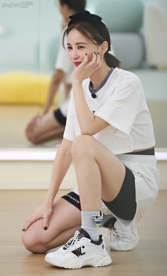 张歆艺坐在地板上排练，她拥有好白的一双美腿（第2张/共5张）