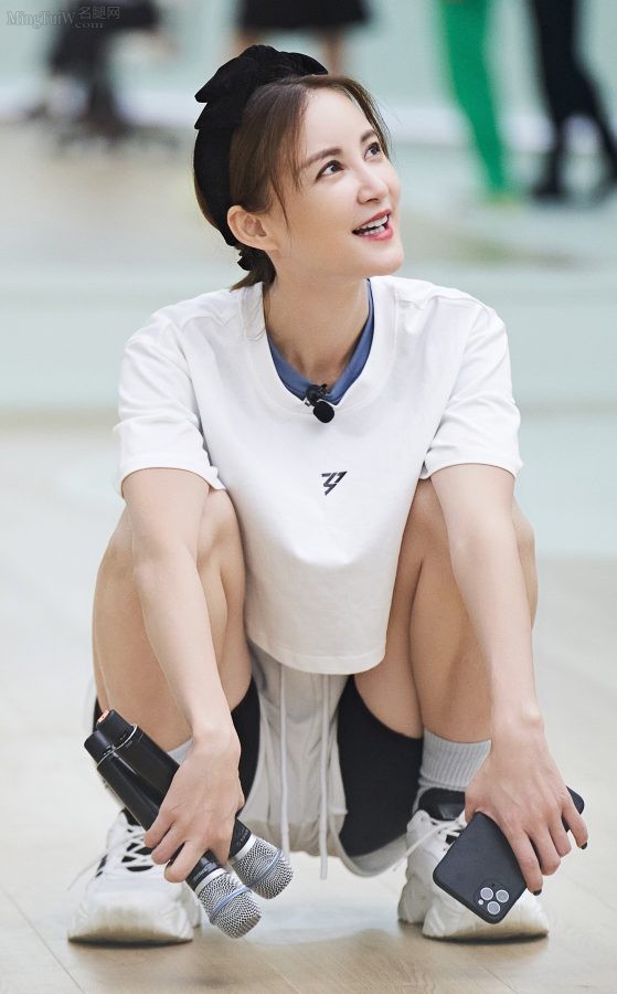 张歆艺坐在地板上排练，她拥有好白的一双美腿（第3张/共5张）