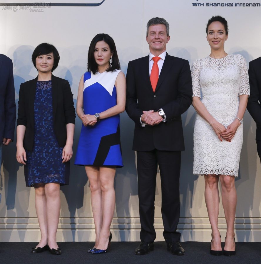 小燕子赵薇美腿穿性感细高跟出席电影节(2/3)