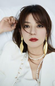 女演员赵薇白裙白高跟美腿气质写真