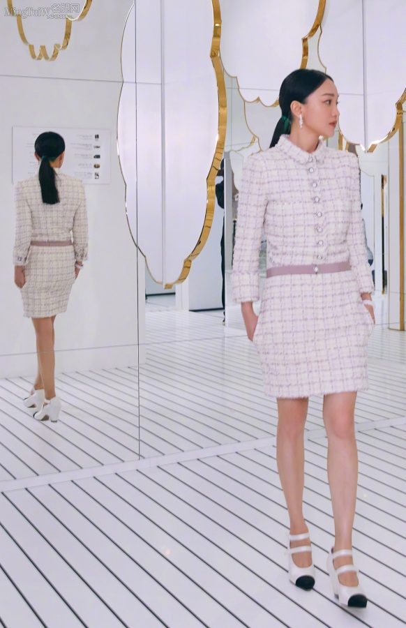 女明星周迅优雅气质美细腿参观照(2/6)