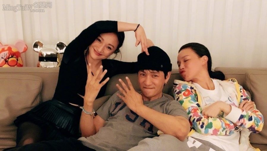 周迅的黑丝和舒淇的短棉袜，中间男的请忽略(2/4)