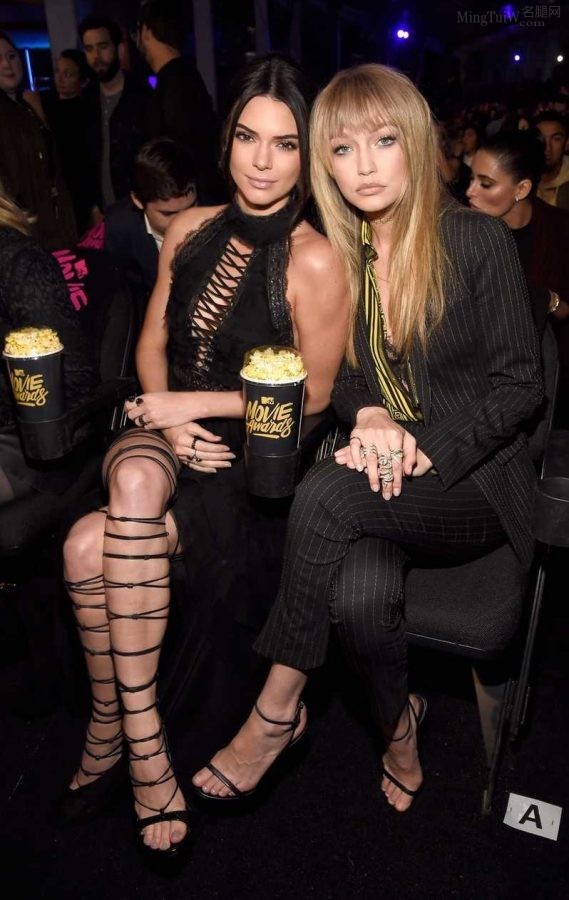 Supermodel Kendall Jenner has long legs wearing strappy Roman high heels(16/18)