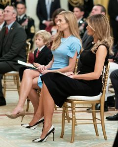 Melania Trump穿细高跟翘二郎腿坐姿优雅