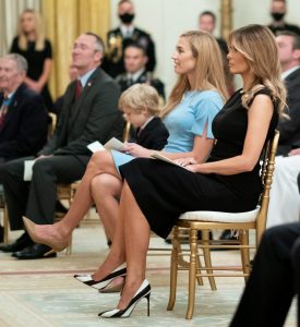 Melania Trump穿细高跟翘二郎腿坐姿优雅