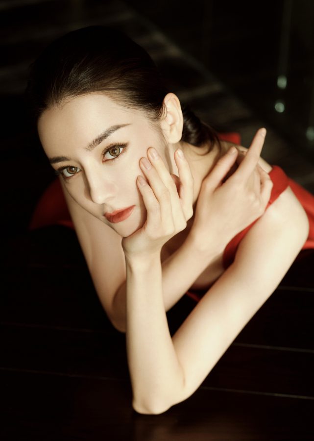 迪丽热巴一袭鲜艳红裙，美足穿细跟凉鞋美不胜收(10/10)