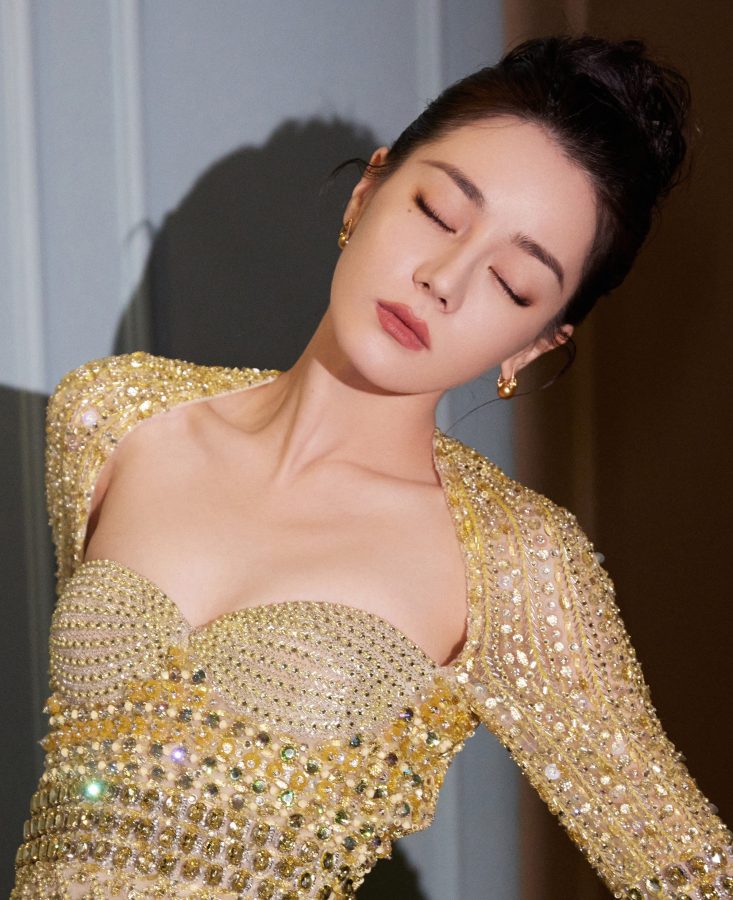 迪丽热巴身着低胸紧身长裙显示曼妙身材(3/13)