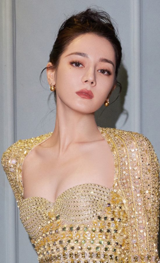 迪丽热巴身着低胸紧身长裙显示曼妙身材(4/13)