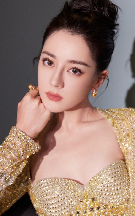 迪丽热巴身着低胸紧身长裙显示曼妙身材(5/13)