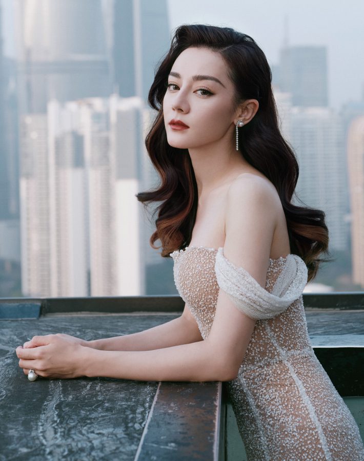 迪丽热巴身穿修身开叉裙秀美腿，美脸配波浪发魅惑众生(6/10)