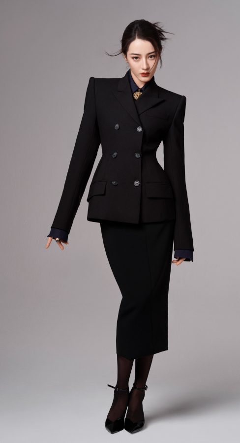 迪丽热巴西服套装配黑丝高跟完美诠释高级感（第1张/共6张）