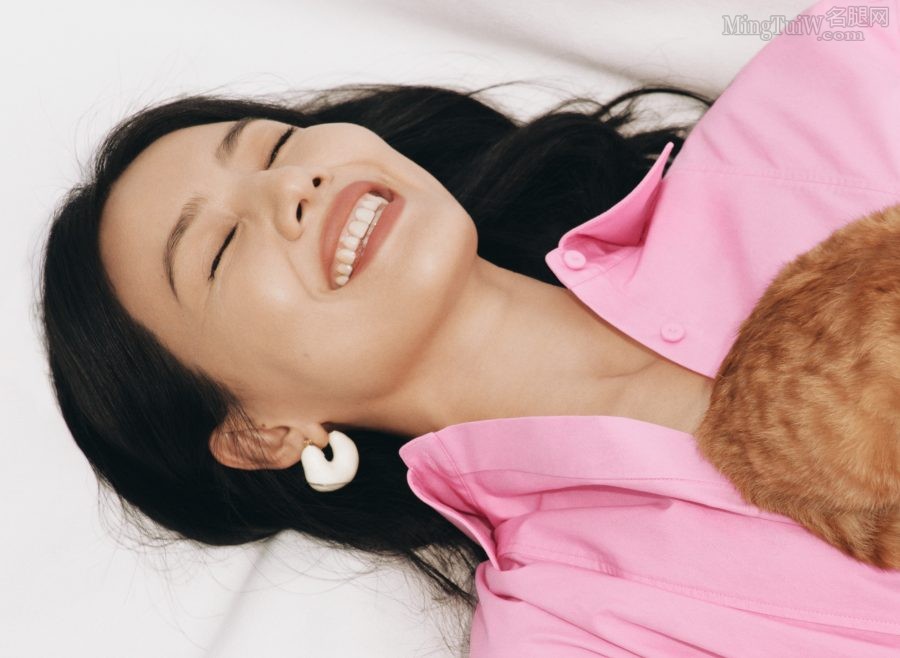 Gao Yuanyuan shows off her beautiful feet in white pants and no shoes(4/4)