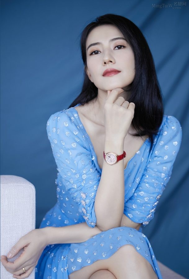 女神高圆圆穿蓝裙踩凉高跟秀出好看的玉足(2/6)