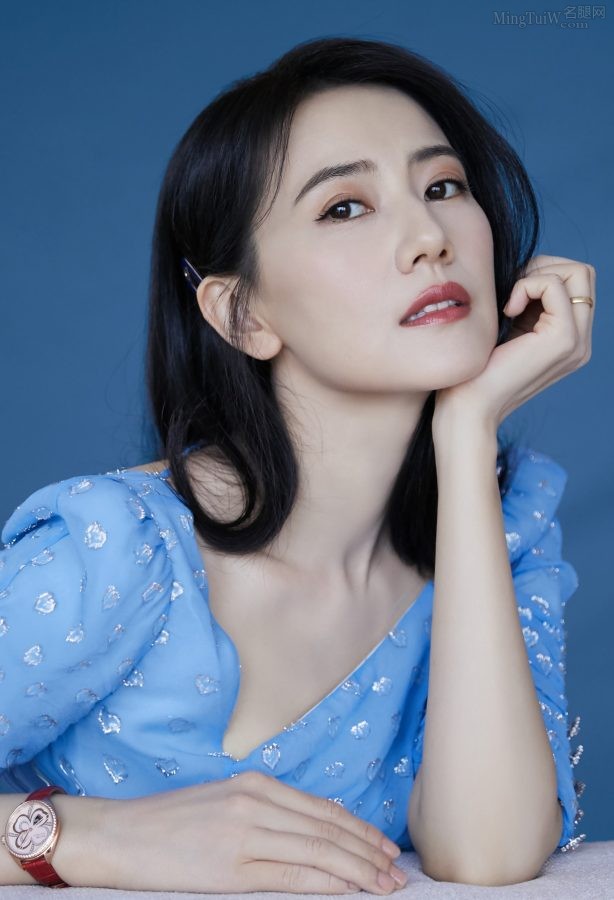 女神高圆圆穿蓝裙踩凉高跟秀出好看的玉足(3/6)