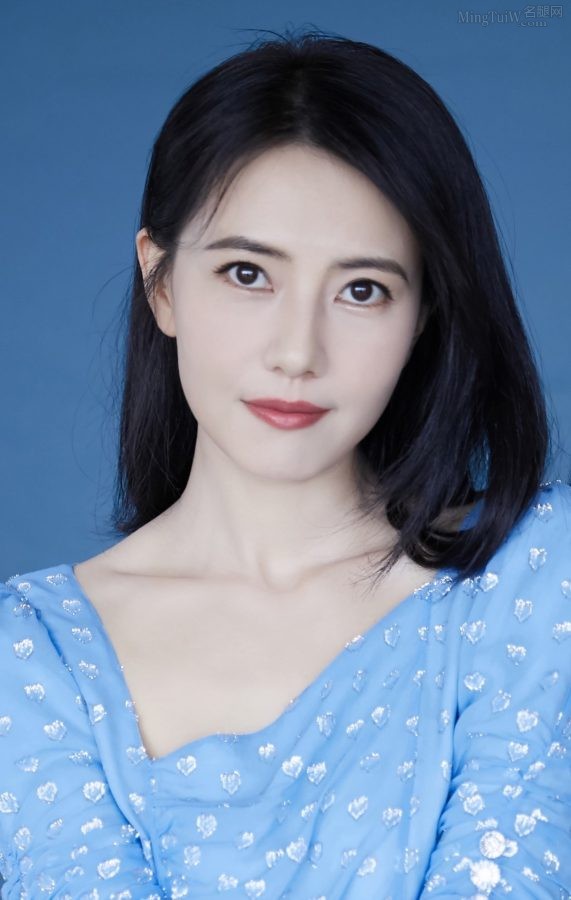 女神高圆圆穿蓝裙踩凉高跟秀出好看的玉足(4/6)