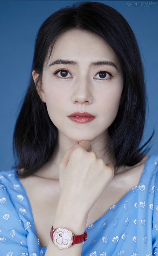 女神高圆圆穿蓝裙踩凉高跟秀出好看的玉足(5/6)