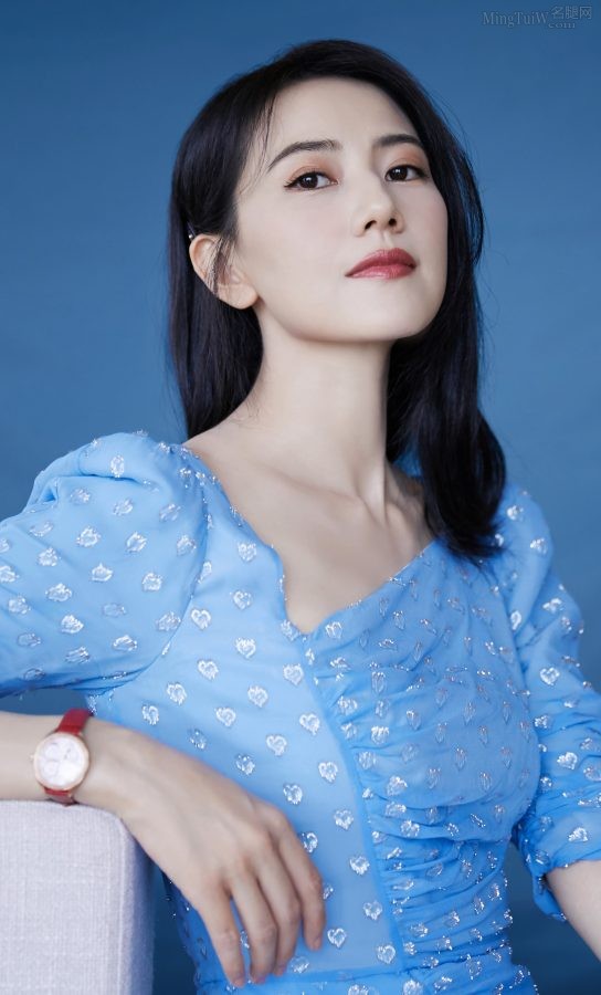 女神高圆圆穿蓝裙踩凉高跟秀出好看的玉足(6/6)