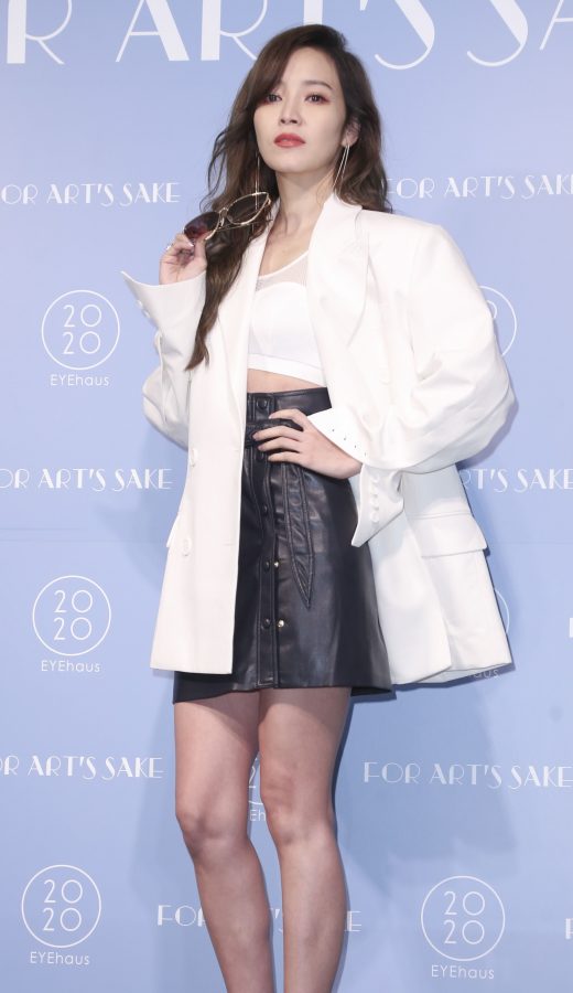 半熟御姐侯佩岑现身眼镜店美腿迷人(14/22)