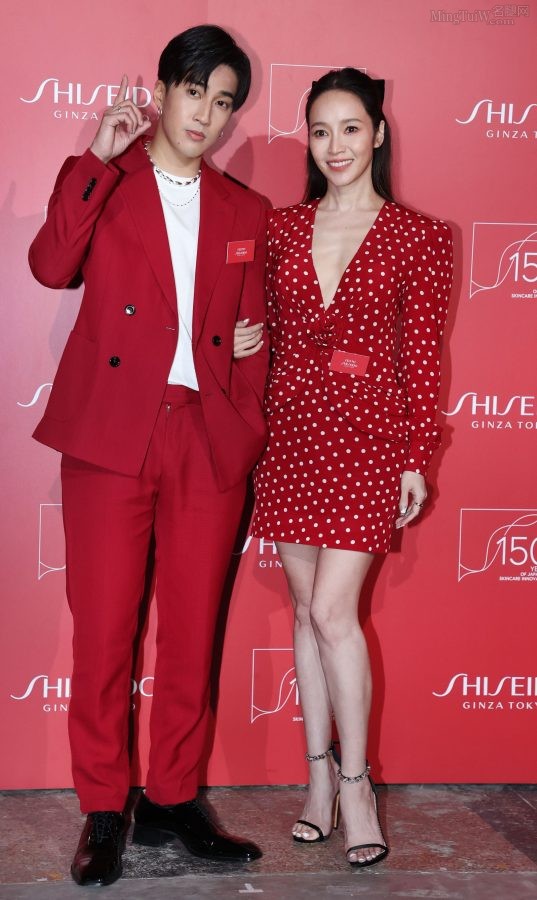 侯佩岑穿深V短裙秀出迷人美腿(5/9)