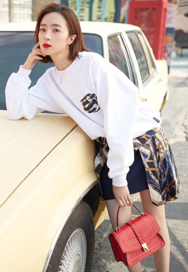 Our street shooting moment of urban fashion girl Hu Bingqing's slender legs(2/3)