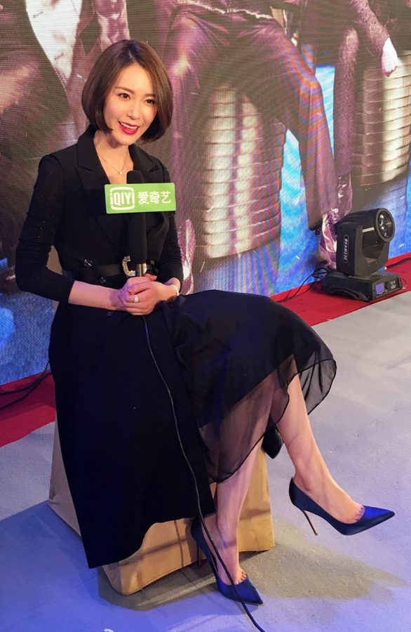 女演员胡然黑裙细高跟翘二郎腿接受采访(1/3)