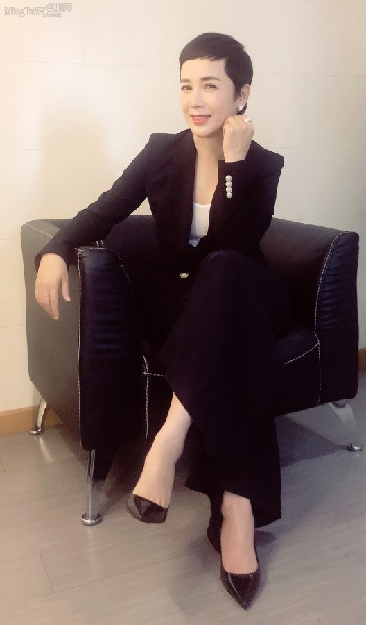 Jiang Wenli wears a black suit with pointed high heels and sits with her legs crossed(1/2)