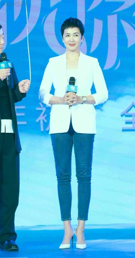 蒋雯丽穿白西装蓝色牛仔裤，脚踩白色细高跟优雅迷人(5/10)