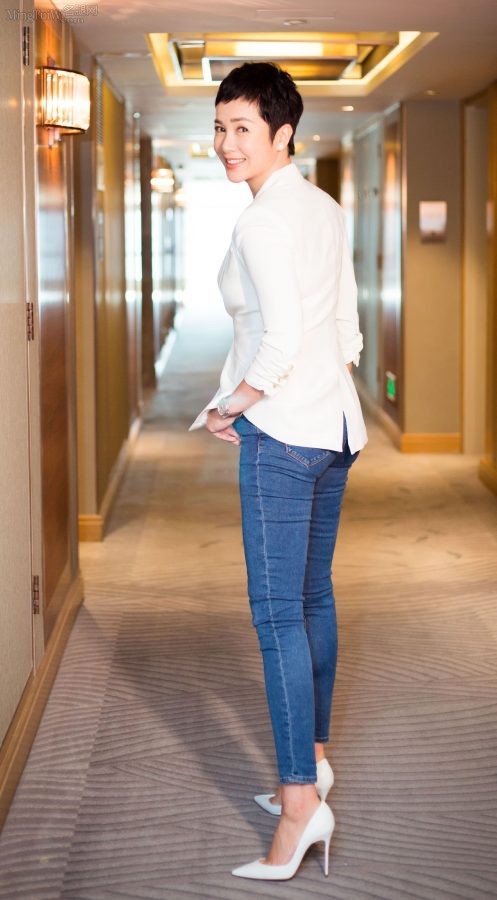 蒋雯丽穿白西装蓝色牛仔裤，脚踩白色细高跟优雅迷人（第1张/共10张）