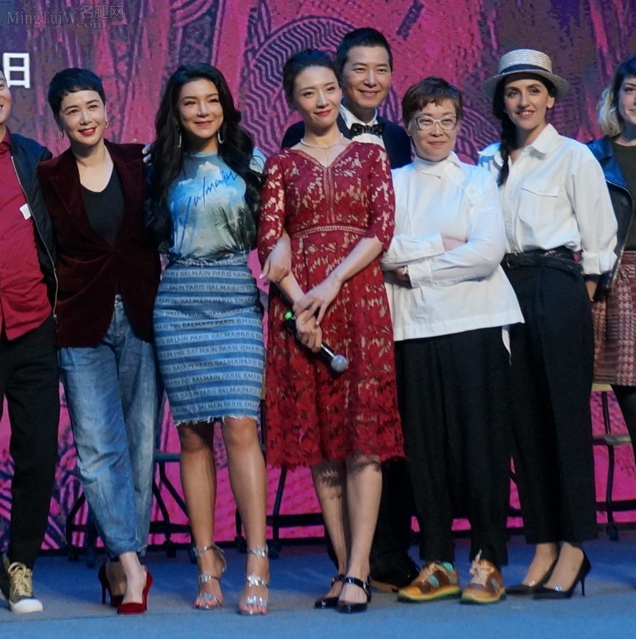 Jiang Wenli sitting in jeans and high heels with domineering posture(2/2)