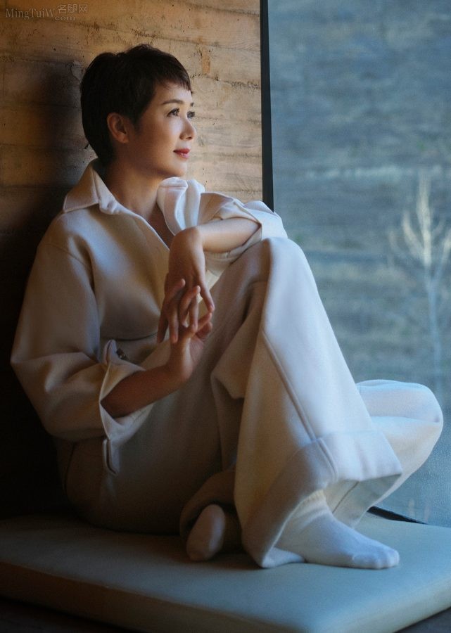 成熟的女演员蒋雯丽穿着高跟鞋为杂志拍写真(3/4)