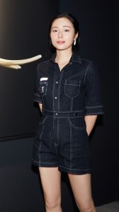 江一燕在摄影展上展示自己修长的玉腿