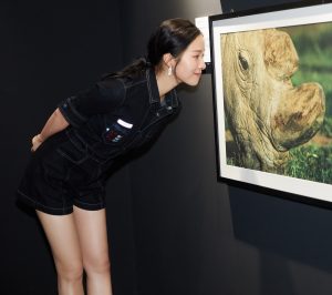 江一燕在摄影展上展示自己修长的玉腿